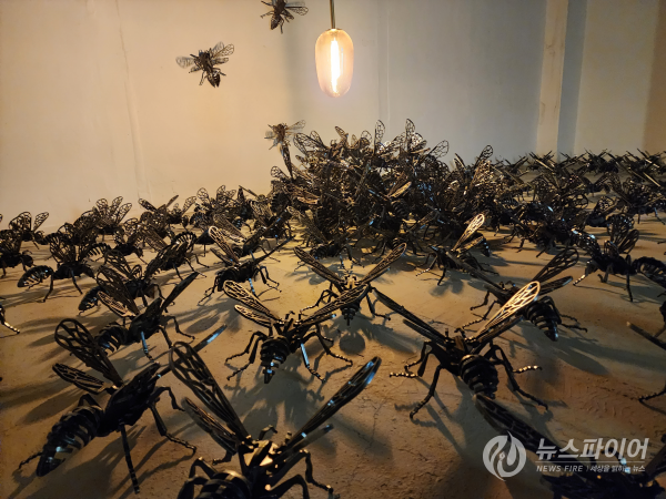 바닥과 벽면에 설치된 방우송 작가의 벌꿀 스틸 조각품들